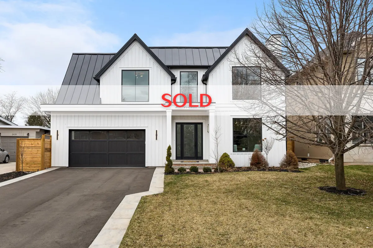2435 Applewood Dr, Oakville, ON L6L 1V7
