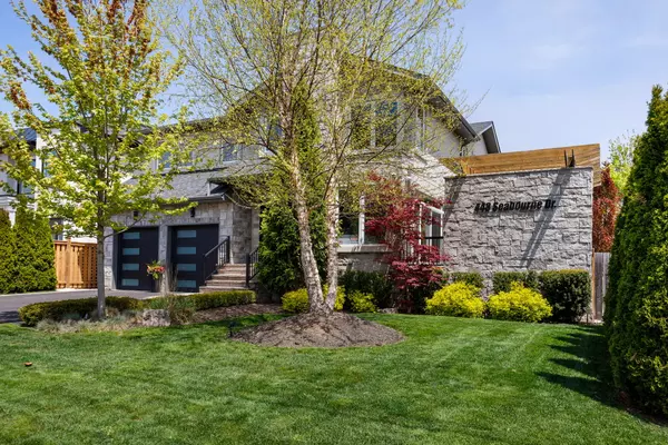 443 Seabourne Dr, Oakville, ON L6L 4E9