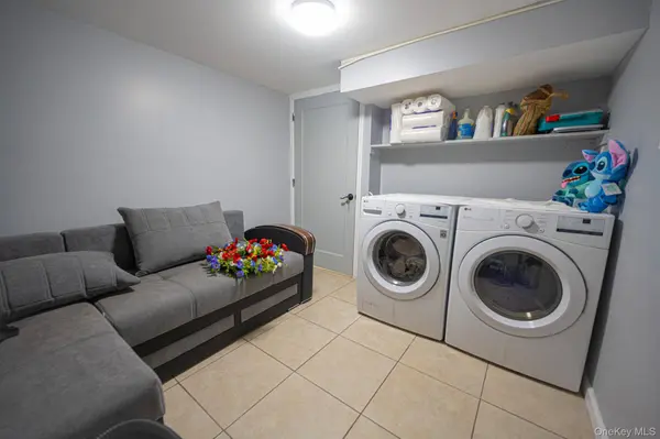 13 E Walnut ST, Central Islip, NY 11722