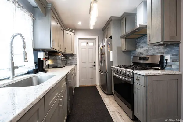 13 E Walnut ST, Central Islip, NY 11722