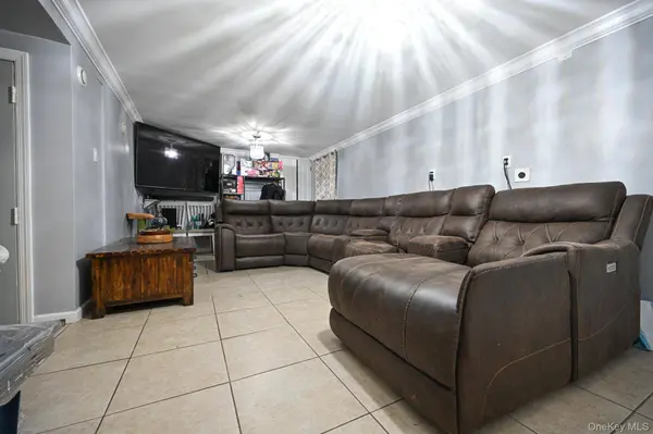 13 E Walnut ST, Central Islip, NY 11722