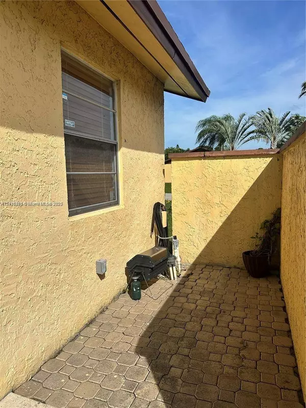 401 NW 43rd St #0, Deerfield Beach, FL 33064