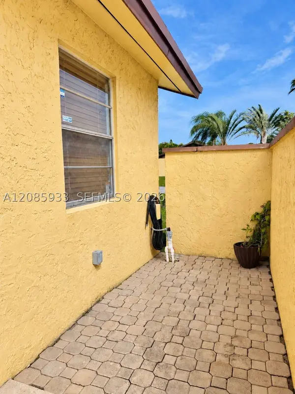 401 NW 43rd St, Deerfield Beach, FL 33064