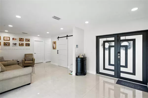 10450 SW 162nd Ter, Miami, FL 33157