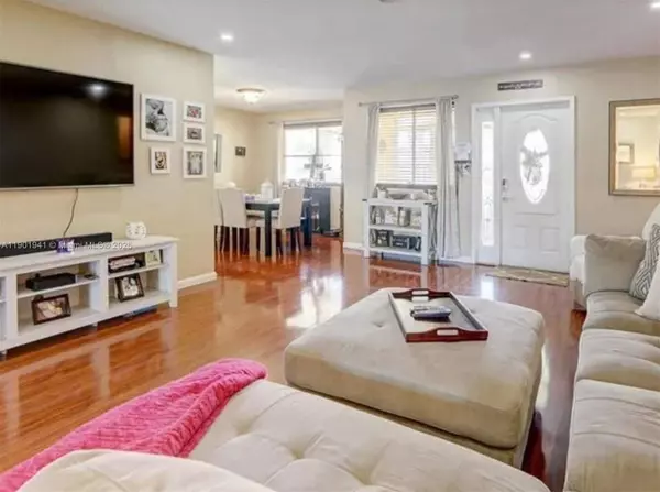 8520 NW 10th St, Pembroke Pines, FL 33024