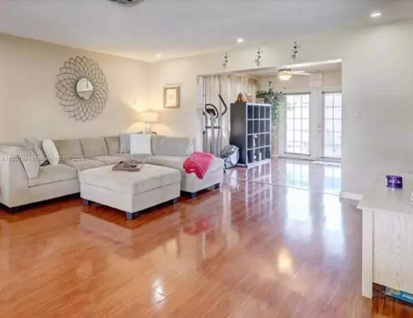 8520 NW 10th St, Pembroke Pines, FL 33024