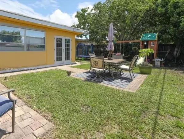 8520 NW 10th St, Pembroke Pines, FL 33024