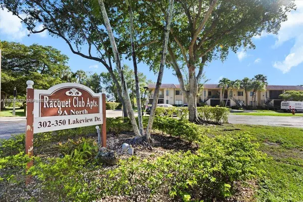 341 Lakeview Dr #104, Weston, FL 33326