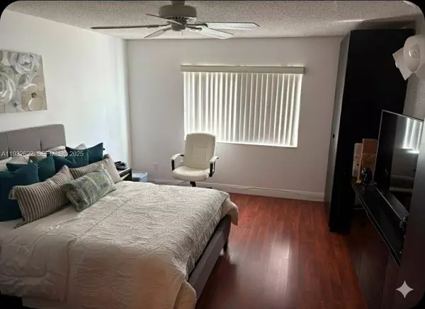 341 Lakeview Dr #104, Weston, FL 33326