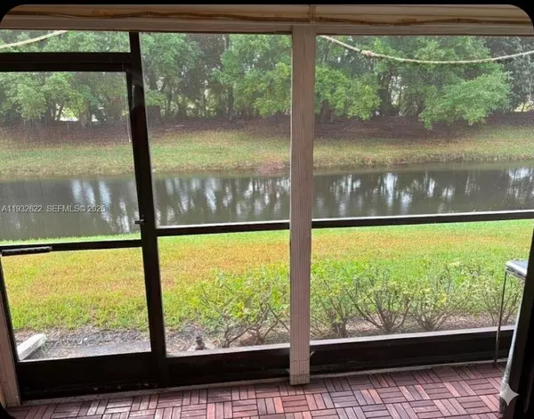 341 Lakeview Dr #104, Weston, FL 33326