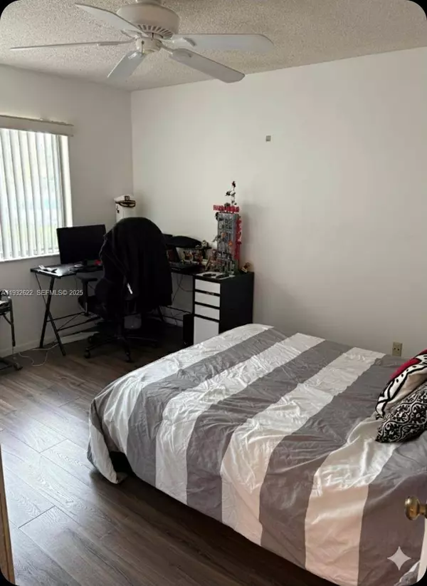 341 Lakeview Dr #104, Weston, FL 33326