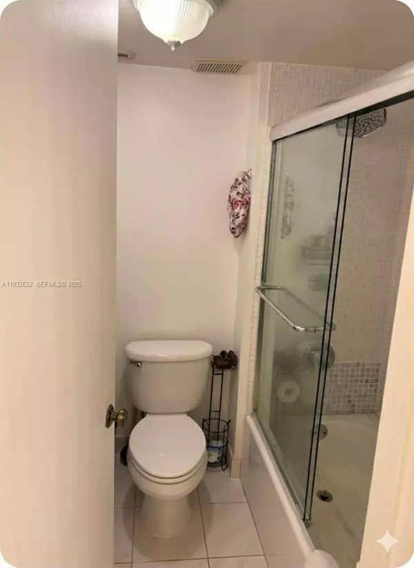 341 Lakeview Dr #104, Weston, FL 33326