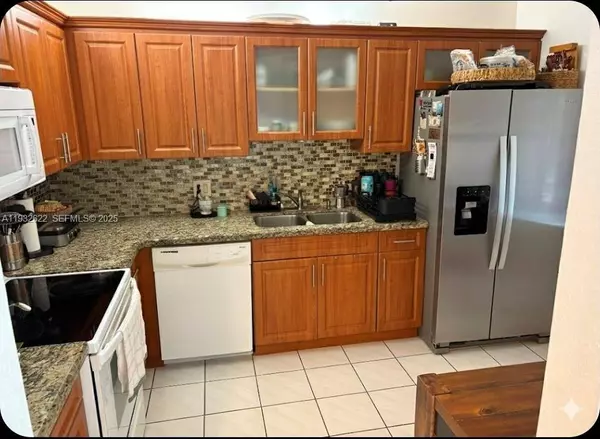 341 Lakeview Dr #104, Weston, FL 33326