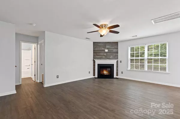 2815 Tancor CT, Charlotte, NC 28269