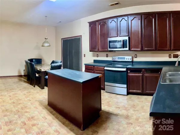 5502 Freestone DR, Charlotte, NC 28216