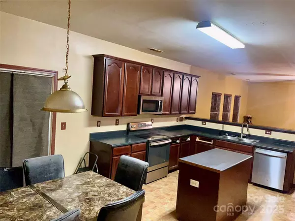 5502 Freestone DR, Charlotte, NC 28216