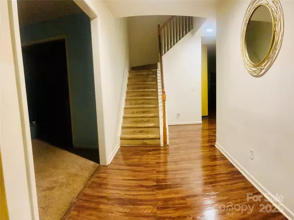 5502 Freestone DR, Charlotte, NC 28216