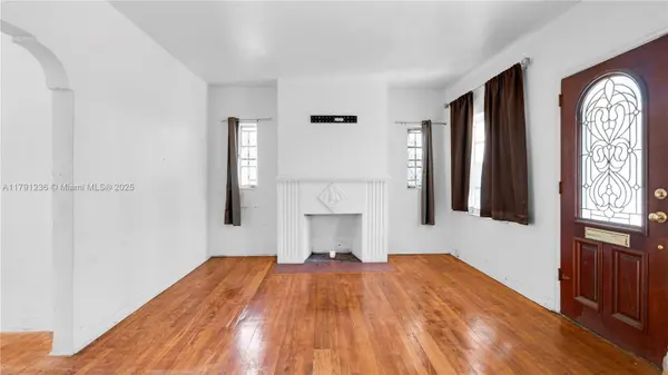 724 NW 77th St, Miami, FL 33150