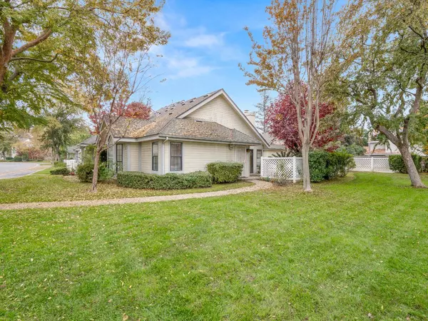 917 E Foxhill DR, Fresno, CA 93720