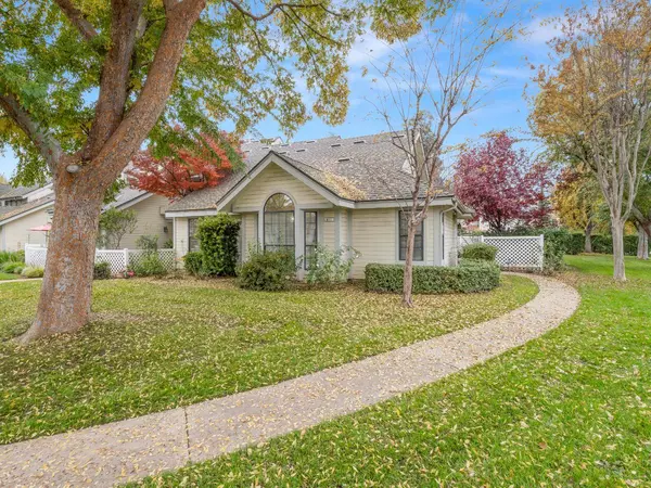 917 E Foxhill DR, Fresno, CA 93720