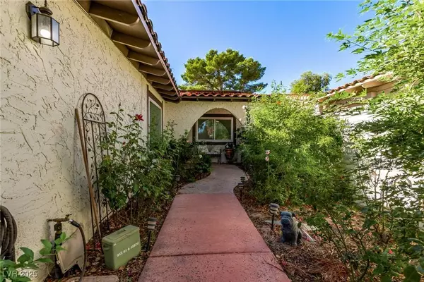 2216 Plaza Del Robles, Las Vegas, NV 89102