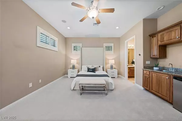 29 Soaring Bird CT, Las Vegas, NV 89135