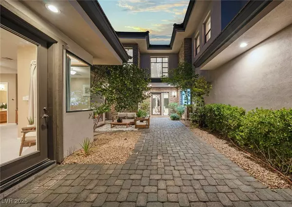 29 Soaring Bird CT, Las Vegas, NV 89135