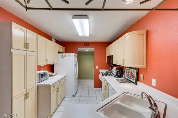 8072 W Rochelle AVE, Las Vegas, NV 89147