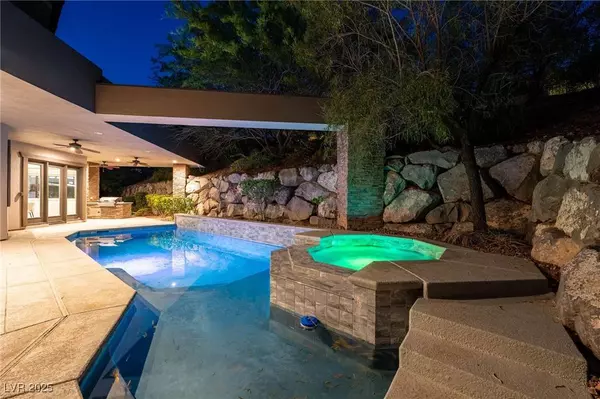 29 Soaring Bird CT, Las Vegas, NV 89135