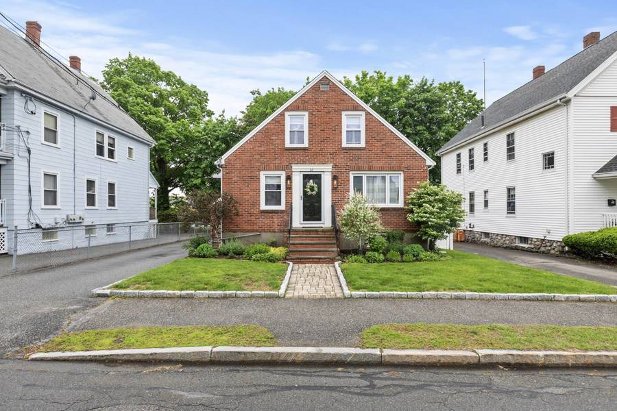 24 Armory St, Wakefield, MA 01880-2902