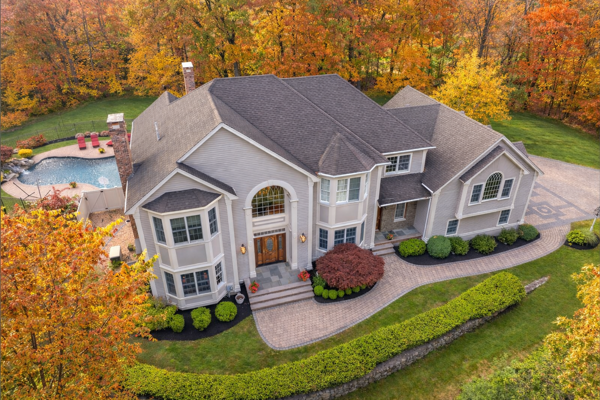 29 Hoveys Pond Dr, Boxford, MA 01921-1004