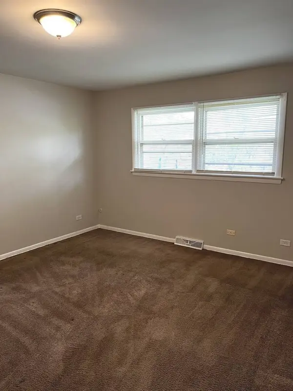 1041 W Iowa Street, Glenwood, IL 60425