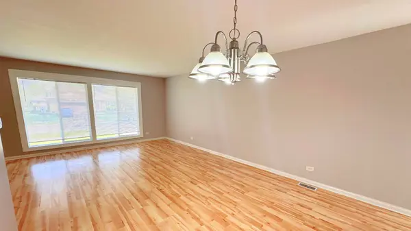 902 School Avenue, Matteson, IL 60443