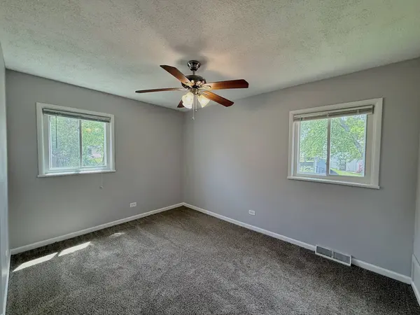 35 S Chestnut Court, Glenwood, IL 60425