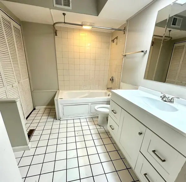 814 Spruce Court, Streamwood, IL 60107