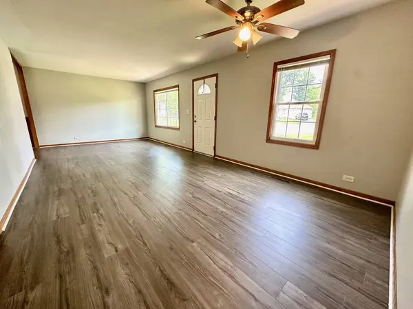 814 Spruce Court, Streamwood, IL 60107