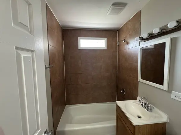 18052 Commercial Avenue, Lansing, IL 60438