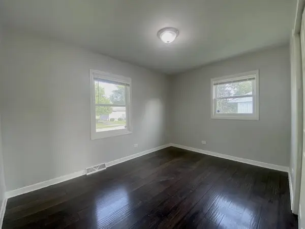 130 N Oak Lane, Glenwood, IL 60425