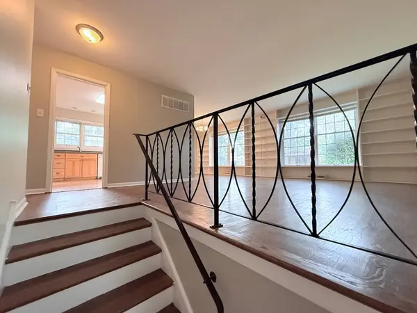 1041 Coach Road, Homewood, IL 60430