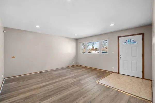 18945 W Old Plank Road, Grayslake, IL 60030