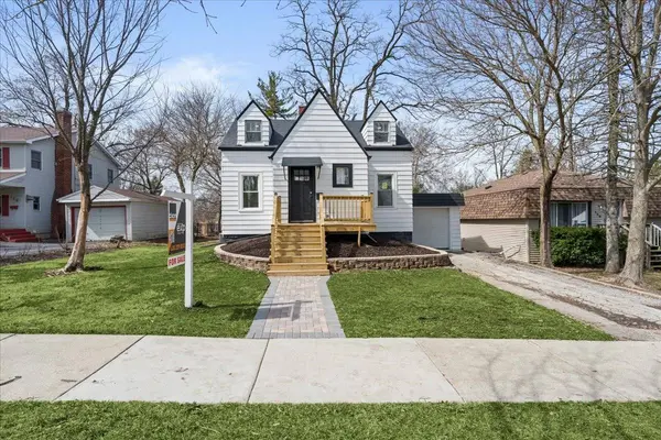 122 S Park Street, Westmont, IL 60559