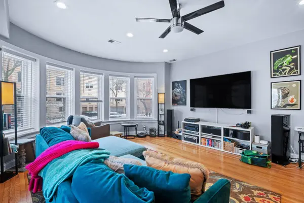 612 W Stratford Place #1, Chicago, IL 60657