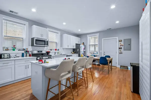 612 W Stratford Place #1, Chicago, IL 60657