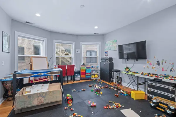 612 W Stratford Place #1, Chicago, IL 60657