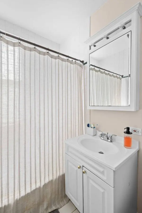 2317 W Barry Avenue, Chicago, IL 60618