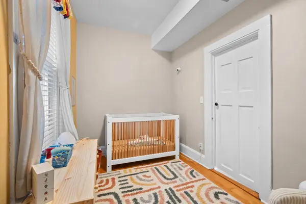 2317 W Barry Avenue, Chicago, IL 60618