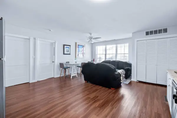 7441 N Rogers AVE, Chicago, IL 60626