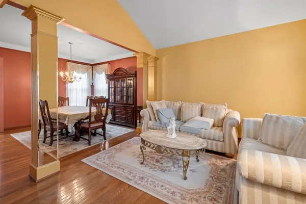 145 Rosewood DR, Streamwood, IL 60107