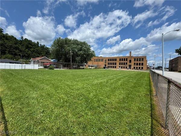 215,217,219 Market ST, Yorkville, OH 43971