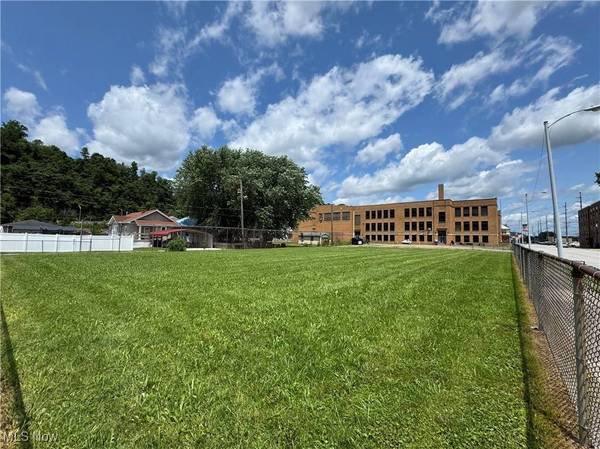 215,217,219 Market ST, Yorkville, OH 43971